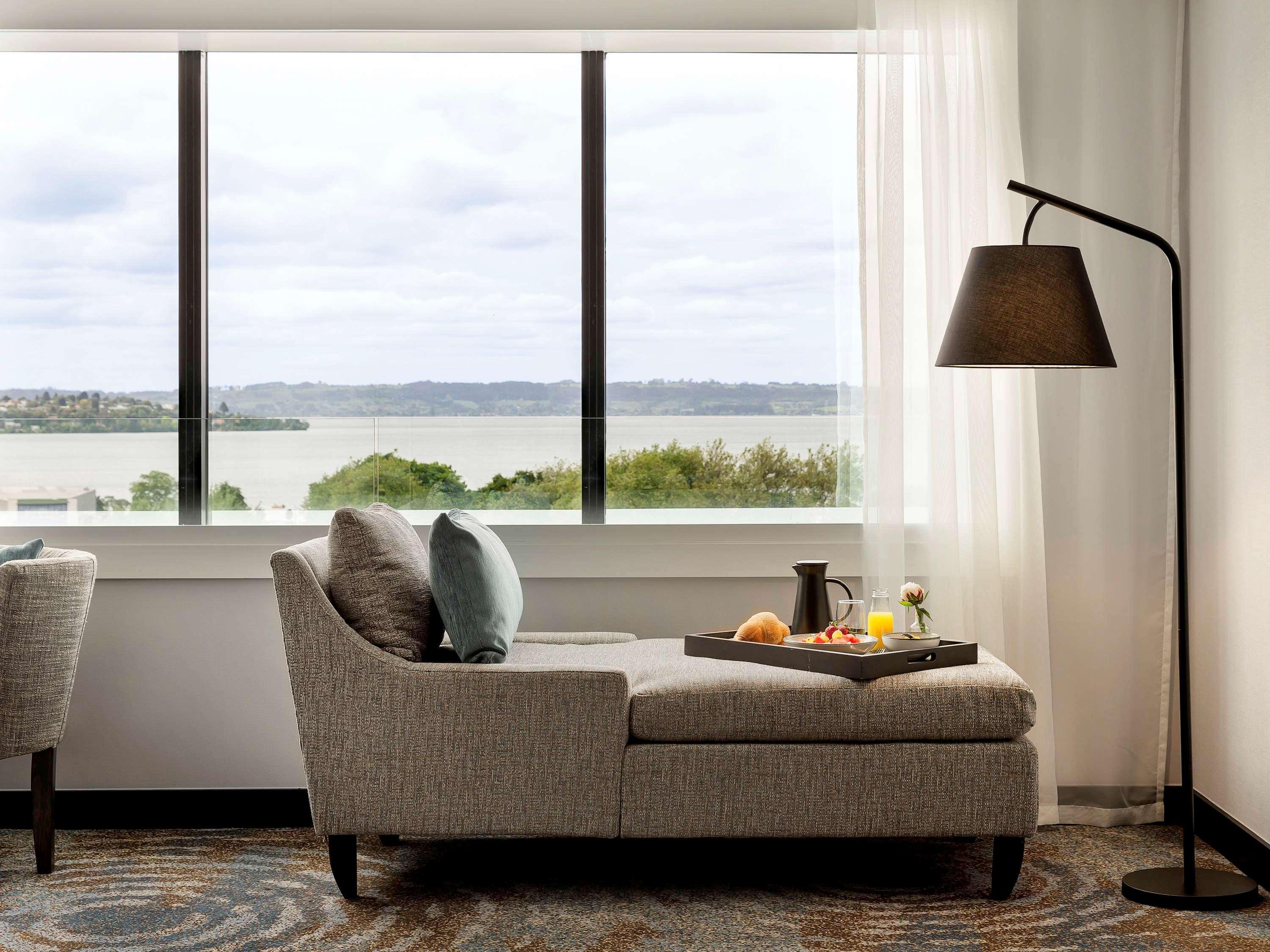 Pullman Rotorua Exterior foto A floor lamp