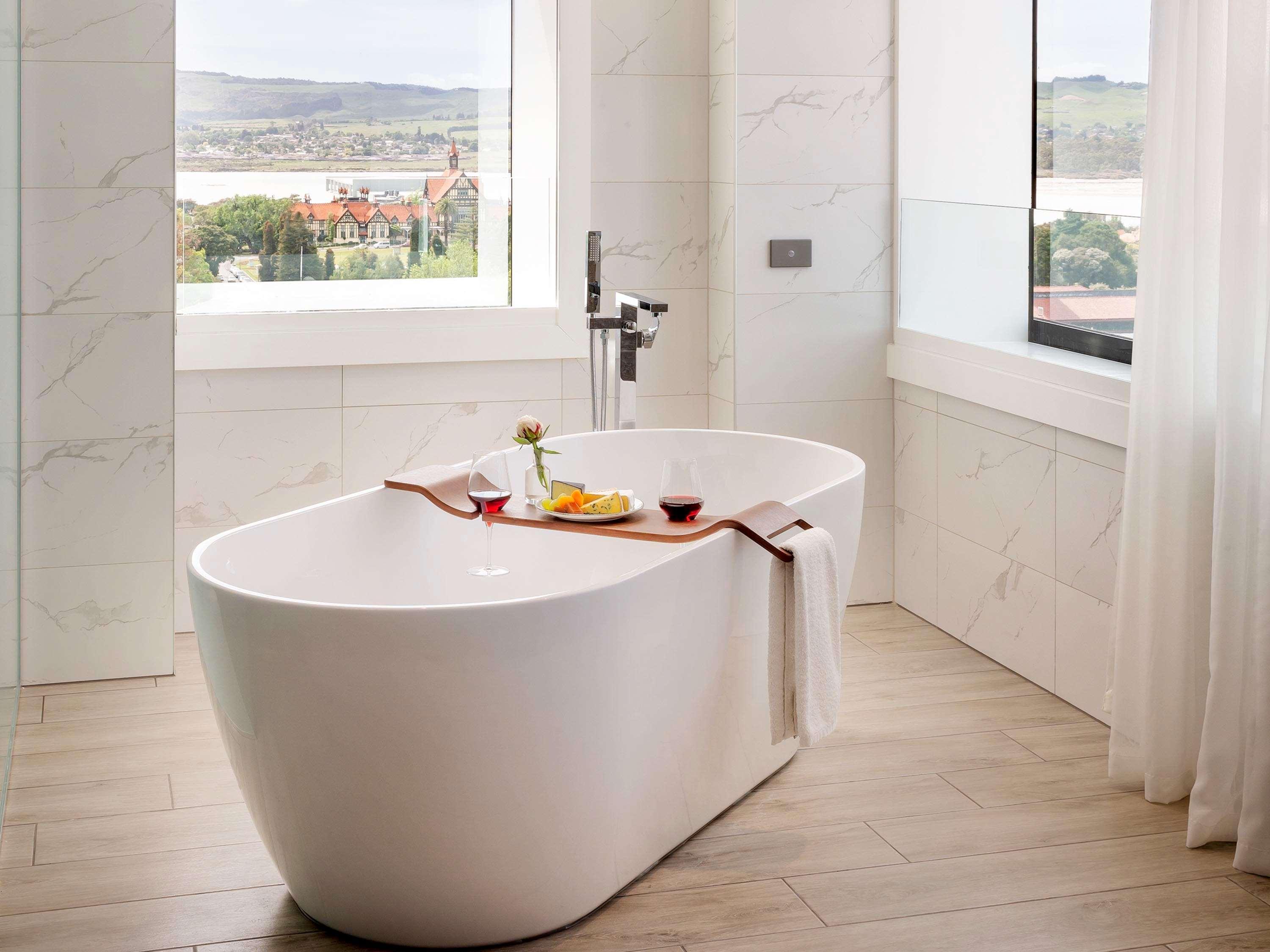 Pullman Rotorua Exterior foto A freestanding bathtub