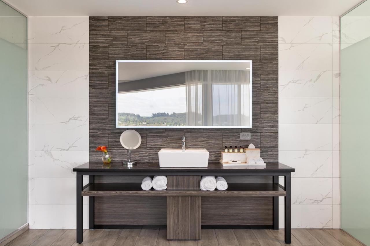 Pullman Rotorua Exterior foto Bathroom with a mirror