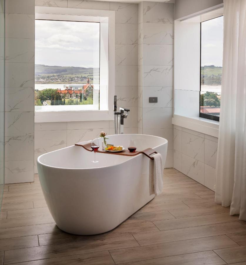 Pullman Rotorua Exterior foto A freestanding bathtub